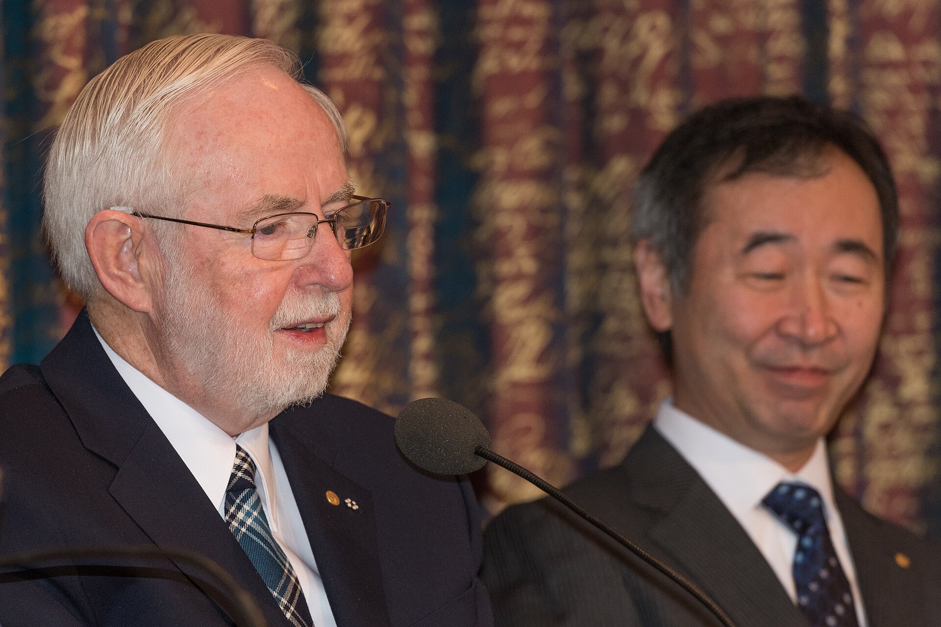 Arthur B. McDonald und Takaaki Kajita, die Preisträger von 2015, in Stockholm.