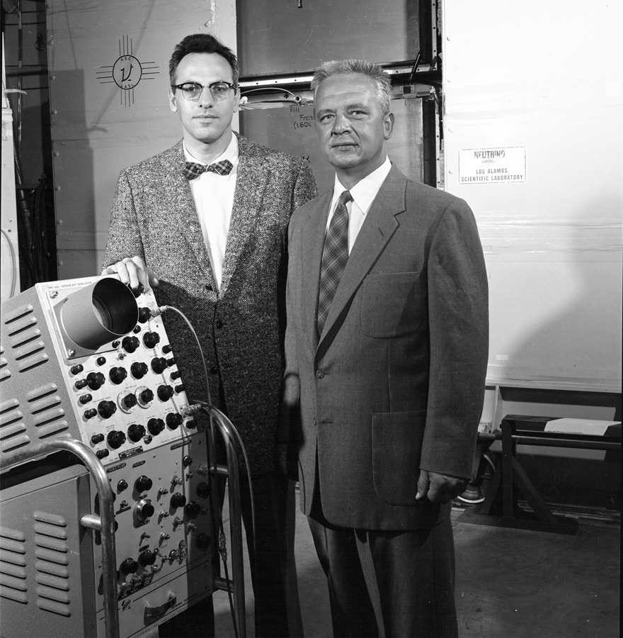 Clyde Cowan et Frederick Reines en 1956, à côté de l’électronique de mesure de leur expérience au réacteur de Savannah River.