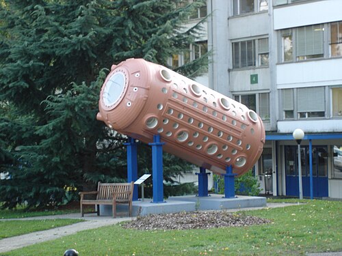 La cámara de burbujas Gargamelle, hoy expuesta al aire libre en el CERN.