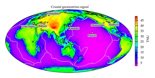 Weltkarte des aus Uran und Thorium der Erdkruste vorhergesagten Geoneutrinosignals in TNU. Beschriftung englisch.