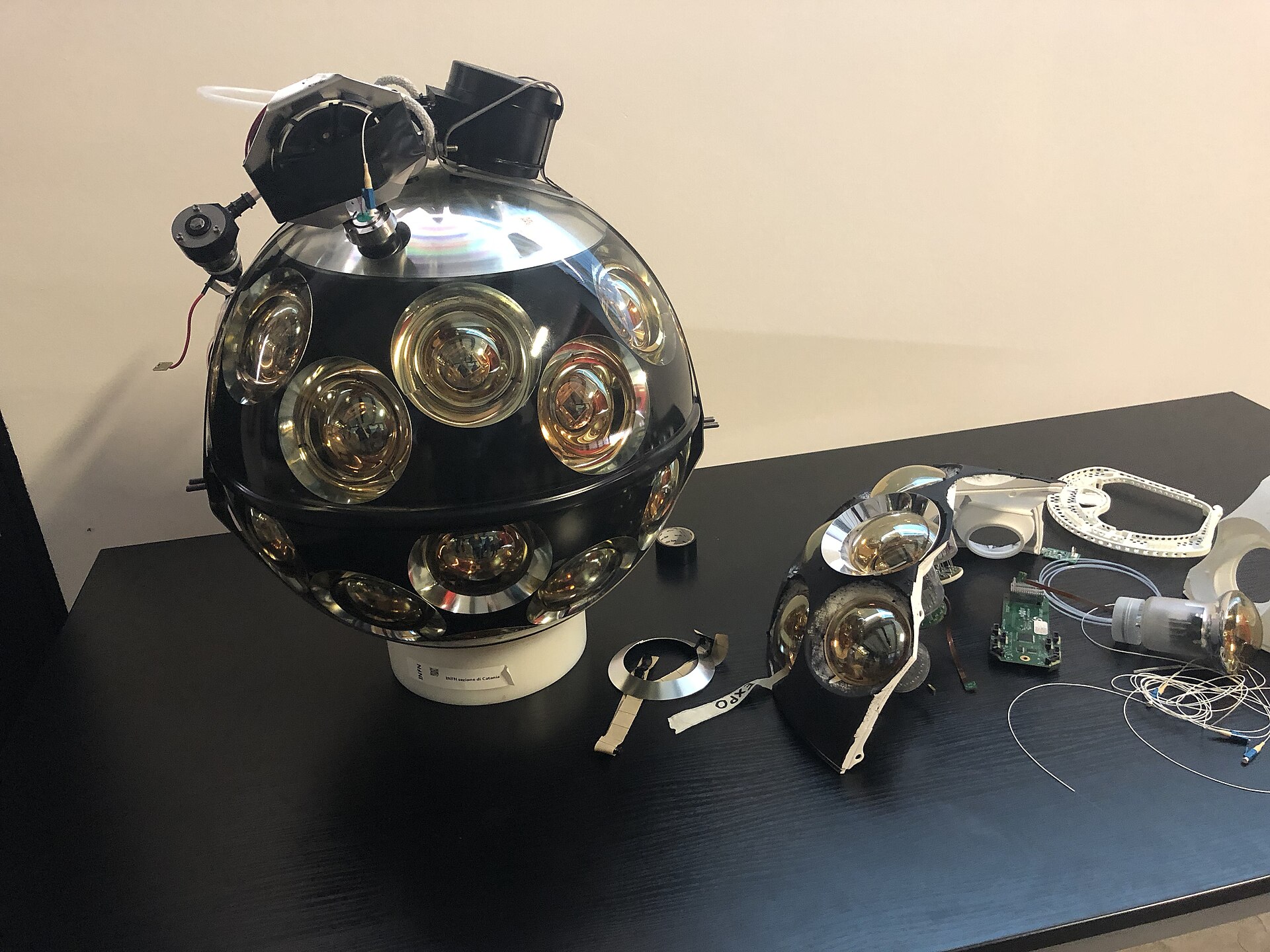 Ein digitales optisches Modul des KM3NeT-Teleskops mit seinen Einzelteilen.