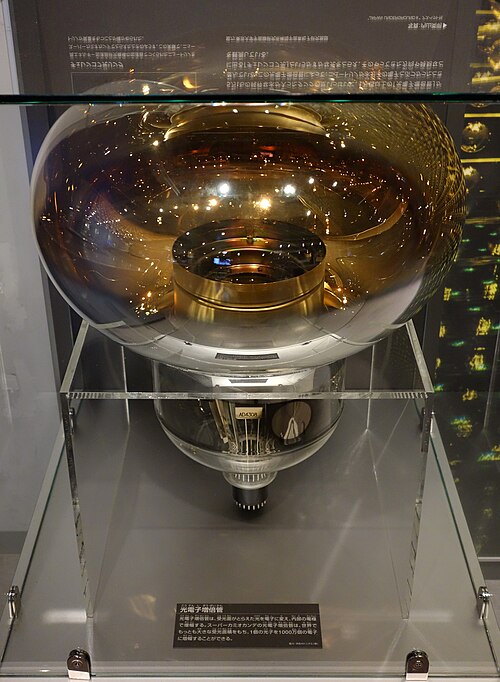 Ausstellungsstück zum Neutrinonachweis im Nationalmuseum für Natur und Wissenschaft, Tokio