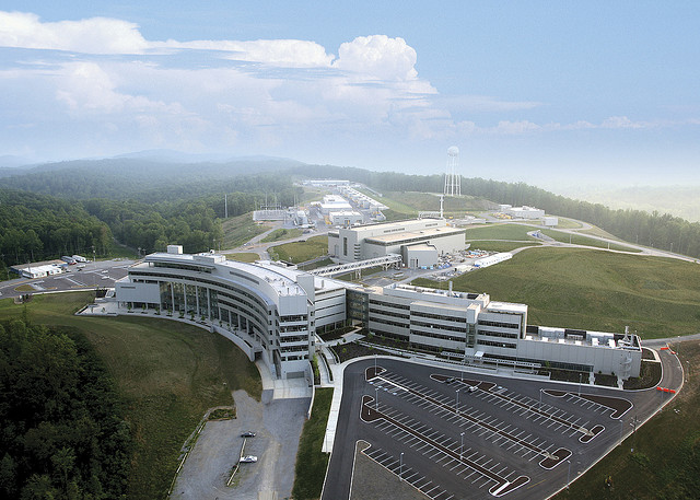 Luftaufnahme der Spallationsneutronenquelle in Oak Ridge, an der COHERENT den Nachweis führte — die Anlage, nicht der Detektor selbst.