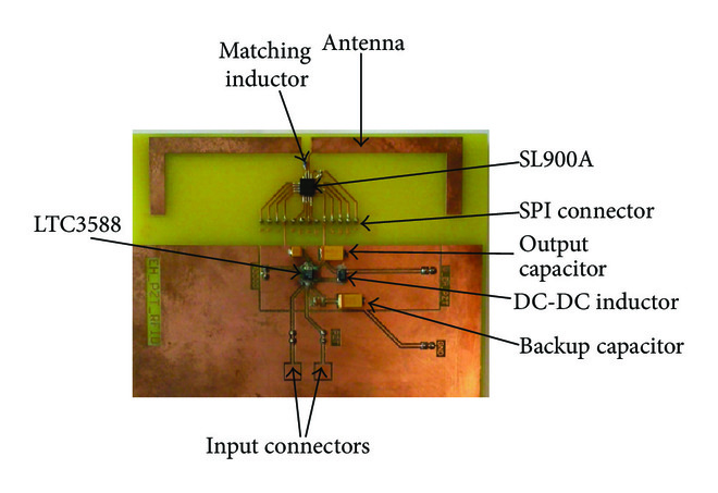 Ein RFID-Etikett mit angeschlossenem Energy-Harvesting-Modul.