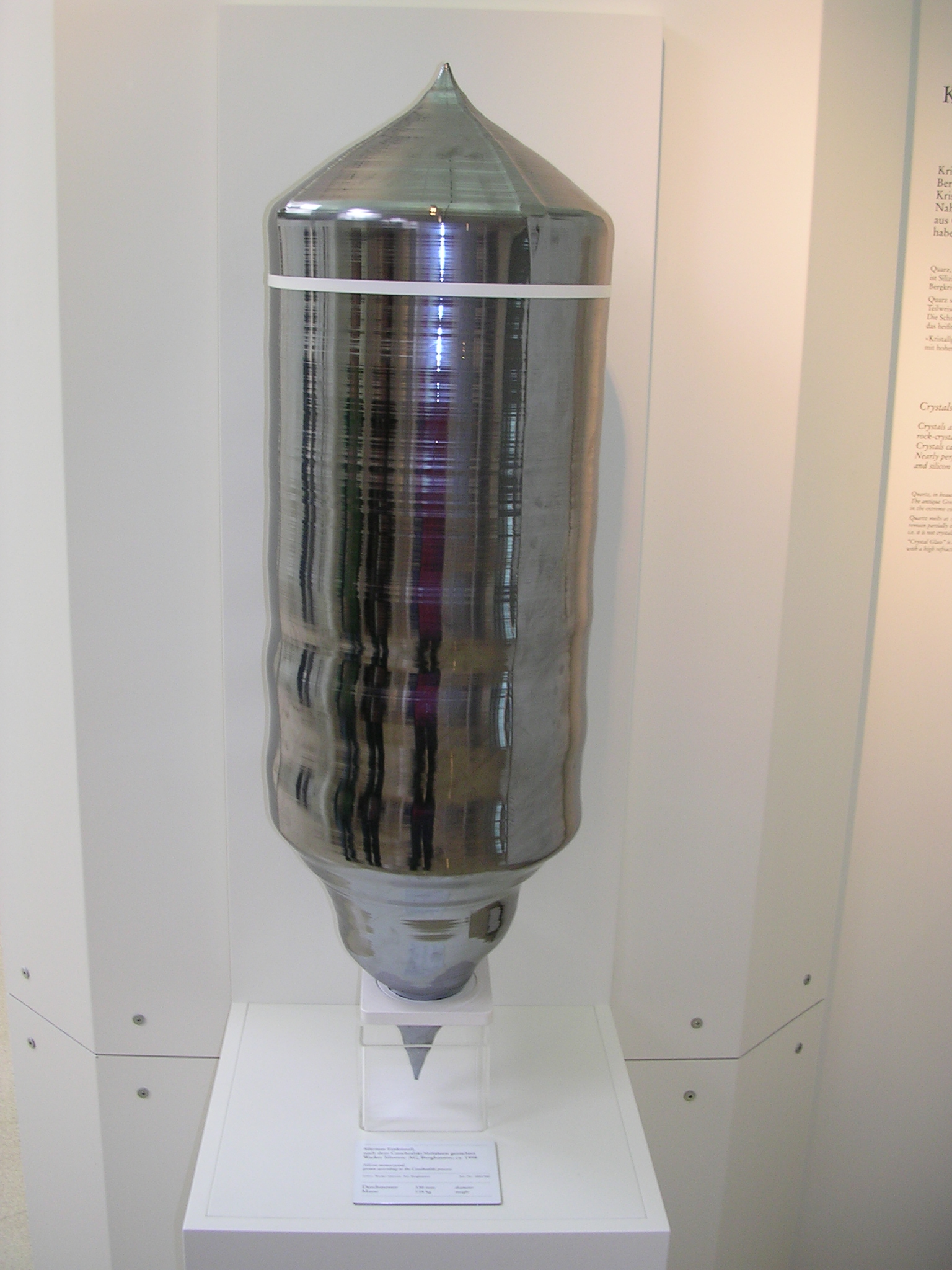Un monocristal de silicio obtenido por el método Czochralski, Deutsches Museum, Múnich.
