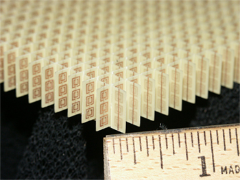 Ein Feld aus geschlitzten Ringresonatoren — ein Metamaterial für Mikrowellen