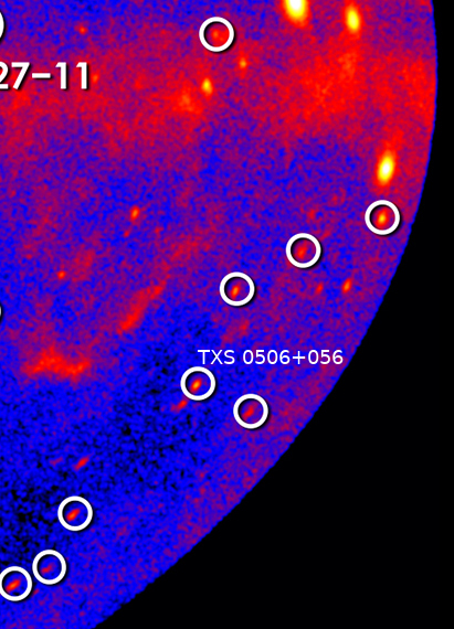 Himmelskarte aus fünf Jahren Fermi-Daten mit der Position des Blazars TXS 0506+056. Beschriftung englisch.